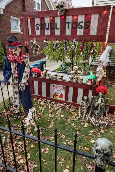 20 Cool And Scary Clown Halloween Decorations | Home Design And Interior Clown Halloween Decorations, Clowns Halloween Decorations, Scary Carnival, Halloween Decorations Party Scary, Maze Garden, Southern Gardens, Halloween Camping, Creepy Carnival, Halloween Circus