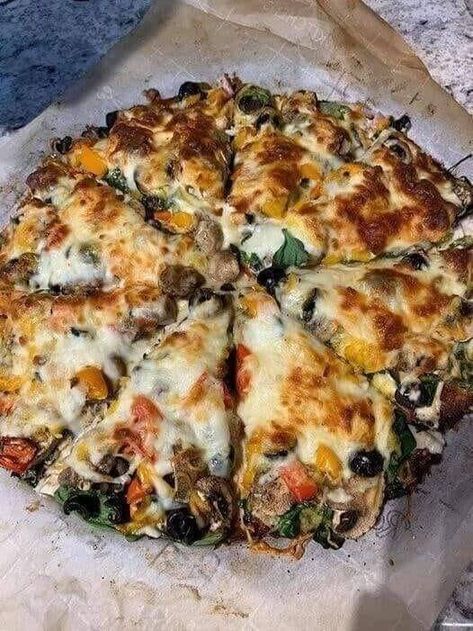 Keto Fathead Pizza Locarb Recipes, Pizza Cauliflower, Keto Favorites, Mozzarella Recipe, Fathead Pizza, Low Carb Spaghetti, Pan Dishes, Pizza Vegana, Cauliflower Pizza Crust Recipe