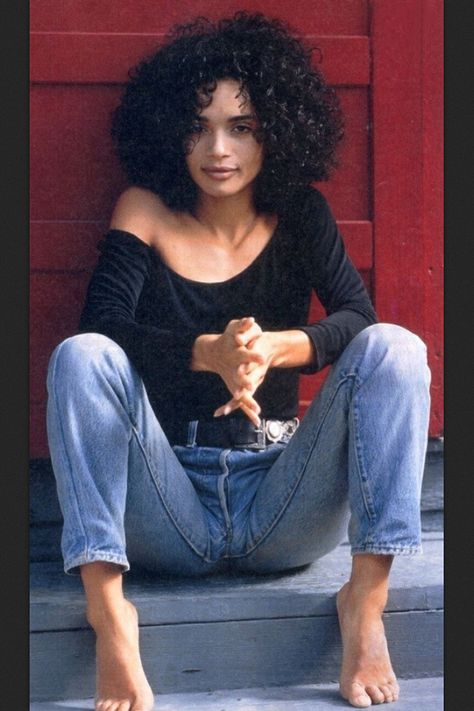 Lisa Bonnet in those jeans Wallpaper Retro, Lisa Bonet, Lounge Outfit, Black Hollywood, Adidas Vintage, Zoe Kravitz, African People, Jet Lag, Hair Crush