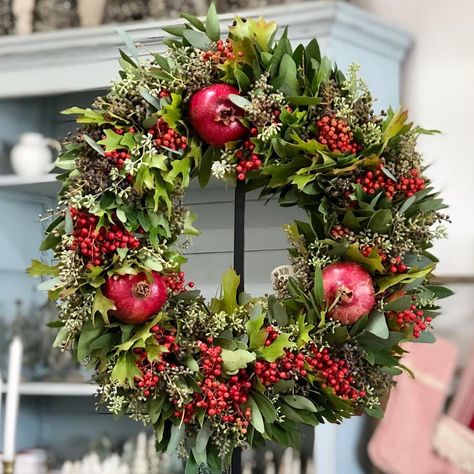 Seeded Eucalyptus, Wreaths & Garlands, Love Craft, Christmas Wreaths Diy, Holiday Wreaths, How To Make Wreaths, Diy Wreath, Tis The Season, Pomegranate