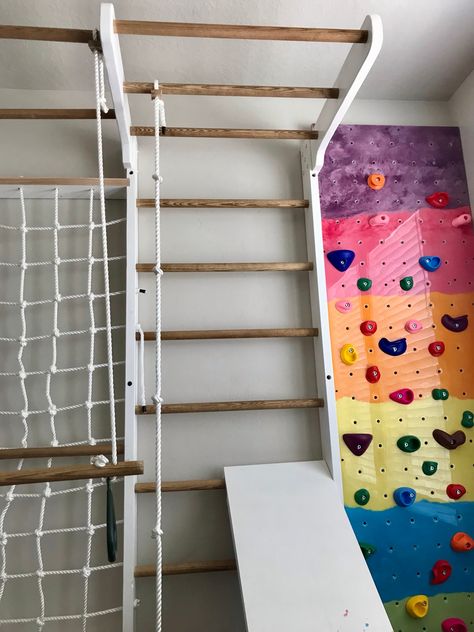 Climbing Wall with a Swedish Ladder – Girl with a Hand Plane Diy Swedish Ladder, Ladder On Wall, Swedish Ladder, Diy Climbing Wall, Climbing Wall Kids, Kids Indoor Play, Wall Ladder, Kids Shared Bedroom, Hand Plane