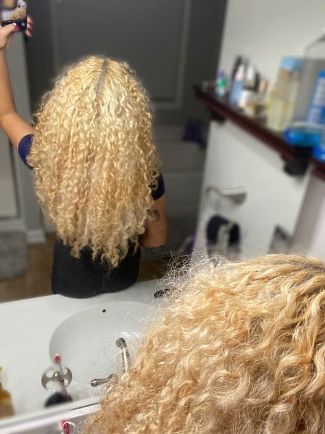 curly hair/ blonde curls Bleached Curly Hair Black Women, Red And Honey Blonde Hair Color, Bleach Curly Hair, Curly Bleached Hair, Platinum Blonde Curly Hair, Blonde Curly Hair Black Women, Bleached Curly Hair, Sun Bleached Hair, Dyed Curly Hair