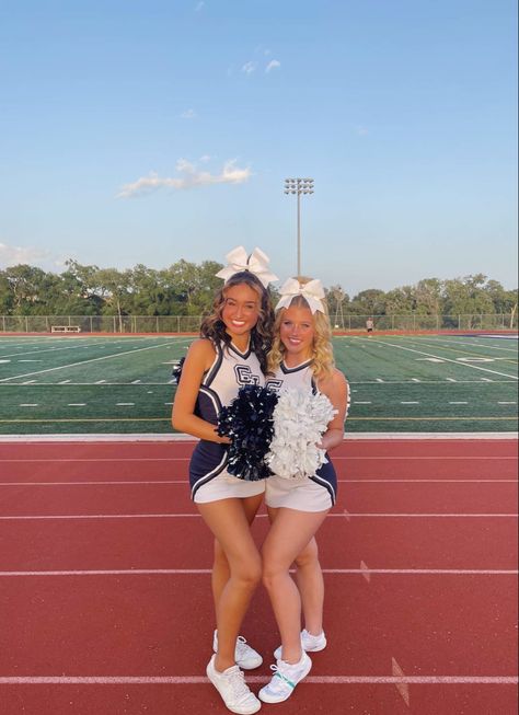 Cheer Pic Ideas Best Friend, Cute Fnl Poses, Cheer Photo Ideas Friend Pictures, Cheer Leader Poses, Cute Cheer Poses With Friends, Football Season Cheer Pictures, 2 Person Cheer Poses, Cute Cheer Pictures With Friends, Football Game Cheer Pictures