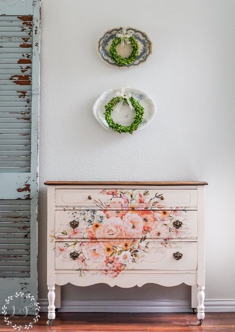 Dresser Makeover White, Prima Redesign, Furniture Painting Tips, Painting Wooden Furniture, Dressers Makeover, Dresser Makeover, Fantastic Furniture, Antique Pink, Refurbished Furniture