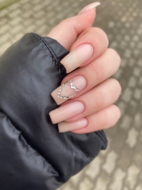 Nails With Heart Gems, Gem Heart Nails, Nails With Gems Rhinestones, Pink Glitter Nails, Beige Nails, Pretty Gel Nails, Sparkle Nails, Gem Nails, Heart Nails