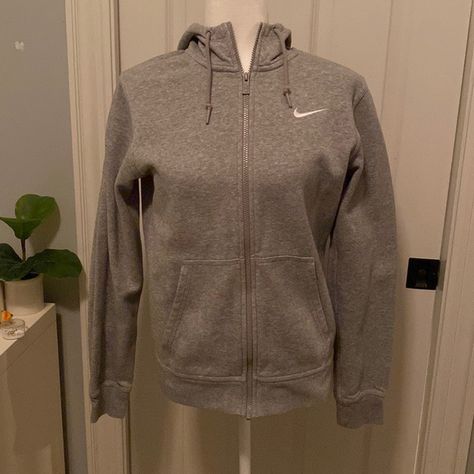 grey woman’s nike zip up Nike Zip Up Hoodie Outfit, Gray Hoodie Outfit, Grey Nike Jacket, Zipper Outfit, Nike Zip Up Jacket, Goal Body, Burr Basket, Nike Zip Up Hoodie, Nike Symbol