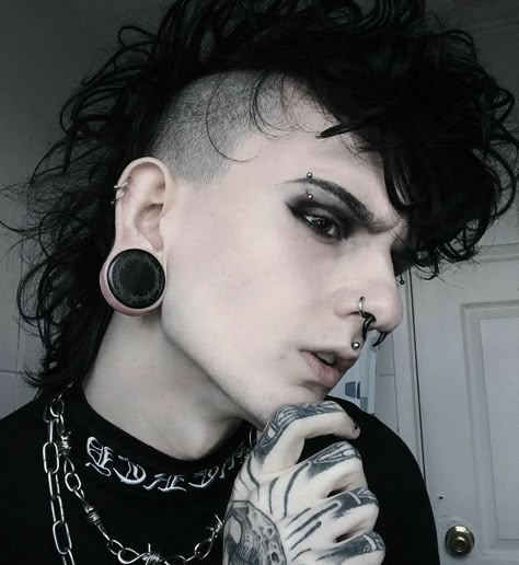 Gothic Mohawk, Short Deathhawk, Alternative Mullet, Leo Fashion, Punk Haircut, Curly Mohawk, Androgynous Hair, Goth Guys, Punk Makeup