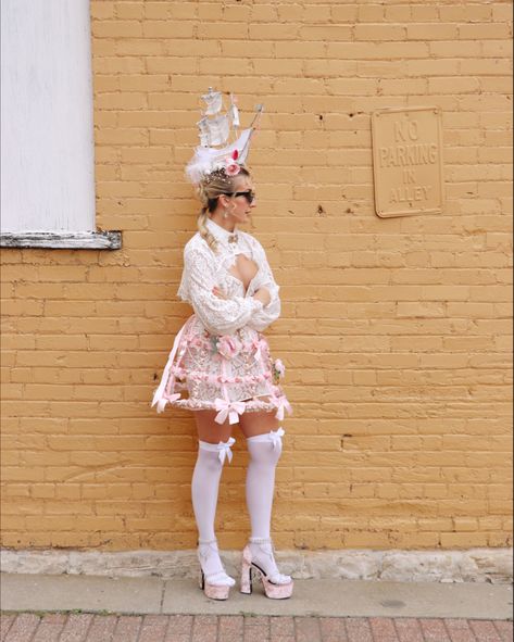 Girl dressed up as Marie Antoinette with a ship in her hair Marie Antoinette Costume Diy, Marie Antoinette Photoshoot, Antoinette Core, Bridgeton Party, Rococo Party, Marie Antoinette Hairstyle, Marie Antoinette Halloween Costume, Marie Antoinette Hair, Marie Antoinette Costume Halloween