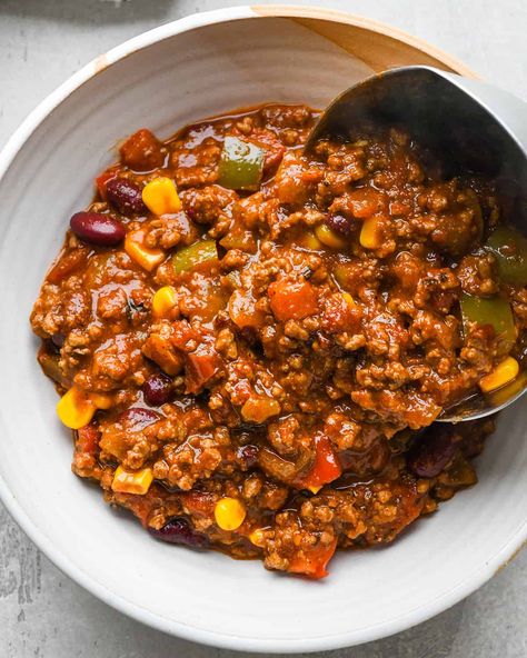 The best quick and easy chili recipe! Made in 30 minutes on the stovetop, homemade chili is a delicious, from scratch (no packaged seasoning) dinner your whole family will love. Chilli Stovetop Recipe, Chili Recipe Quick, Easy Delicious Chili Recipes, Easy Healthy Chilli Recipe, Yummy Chili Recipes, Chilli With Beans Recipe, Chilli Recipe Easy Stovetop, Chili With Pasta Recipe, Classic Beef Chili