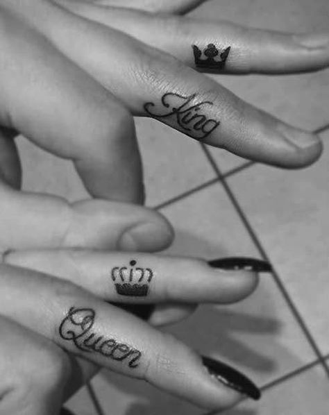 25 Finger Tattoo for Couples That Are An Emblem of True Love & Romance - Hike n Dip Tato Grunge, Crown Finger Tattoo, Tato Geisha, King Queen Tattoo, Tattoo Easy, Crown Tattoos, Finger Tattoos For Couples, Couple Tattoos Love, Tiny Finger Tattoos