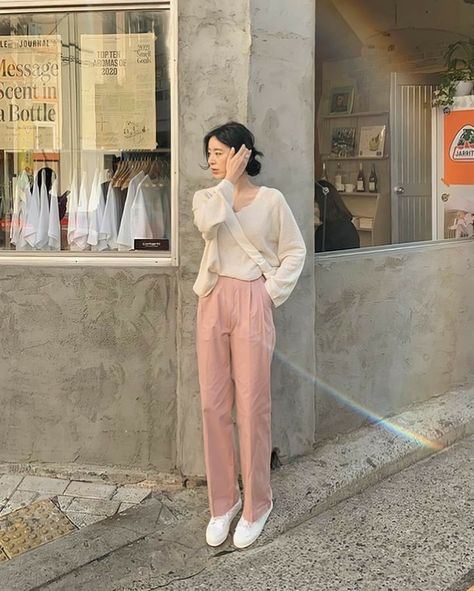 Blush Pants Outfit, Dusky Pink Outfit, Pink Pants Outfit Work, Pink Pants Outfit, Korean Ootd, Pants Outfit Work, Outfit Ideas Korean, Ootd Korean Style, Winter Outfit Inspiration