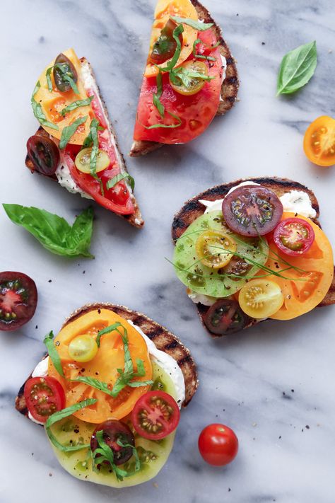 Heirloom Tomato Toast with Chive Cream Cheese - Wife Mama Foodie Chive Cream Cheese, Tomato Toast, Cream Cheese Recipe, Dairy Free Cream Cheese, Heirloom Tomato, Cream Cheese Recipes, Juicy Tomatoes, Food Yummy, Heirloom Tomatoes