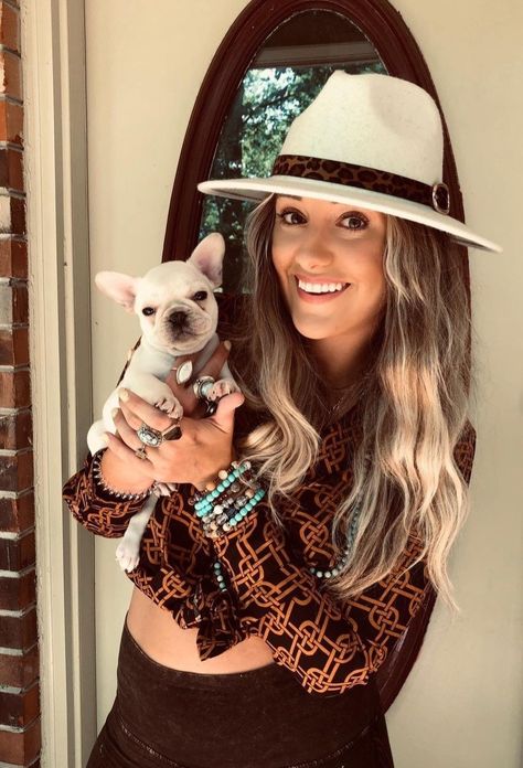 Laney Wilson, Lainey Wilson, Casual Country Outfits, Best Country Singers, Cowboy Pictures, Lauren Daigle, Airport Photos, Country Fashion, Country Stars