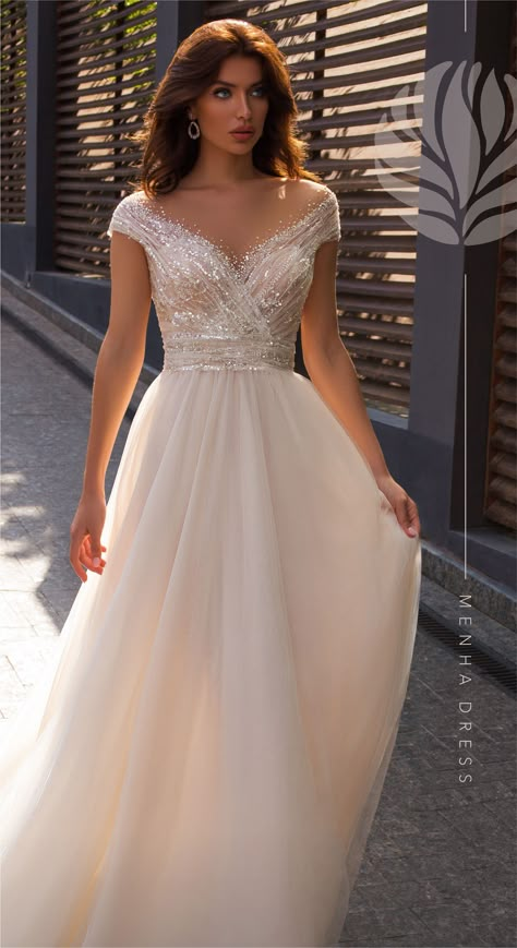 Wedding Dress Timeless, Simple Elegant Wedding Dress, Short Bride, Buy Wedding Dress, Aline Wedding Dress, Timeless Love, Elegant Bride, Bridal Look, Long Wedding Dresses