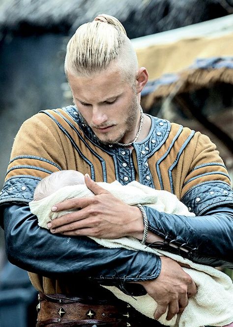 This picture makes me friggin baby hungry. Björn (Alexander Ludwig) and his daughter Siggy Ivar Vikings, History Channel Vikings, Eddard Stark, Vikings Show, Viking Character, Viking Series, Vikings Tv Series, Vikings Tv Show, Vikings Ragnar