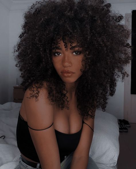 Black Female Curly Hair, Female Curly Hairstyles, Black Drawing Reference, Beautiful Black Women With Curly Hair, Afro Latina Hair, Flustered Reference, Black Curly Hair Aesthetic, Black Hair Reference, Cumcore Food