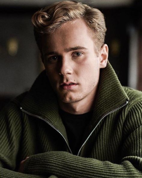 Tarjei Sandvik Moe #drama #drama #skam European Boys, Harry Potter Fancast, The Arbiter, Tarjei Sandvik Moe, Tarjei Sandvik, Henrik Holm, Side Profiles, Isak & Even, Skam Norway