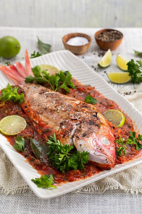 Mexican Red Snapper Recipes, Marlin Recipes, Red Snapper Recipes, Snapper Recipes, Snapper Fish Recipes, Snapper Fish, Savory Recipe, Cuban Dishes, Roast Fish