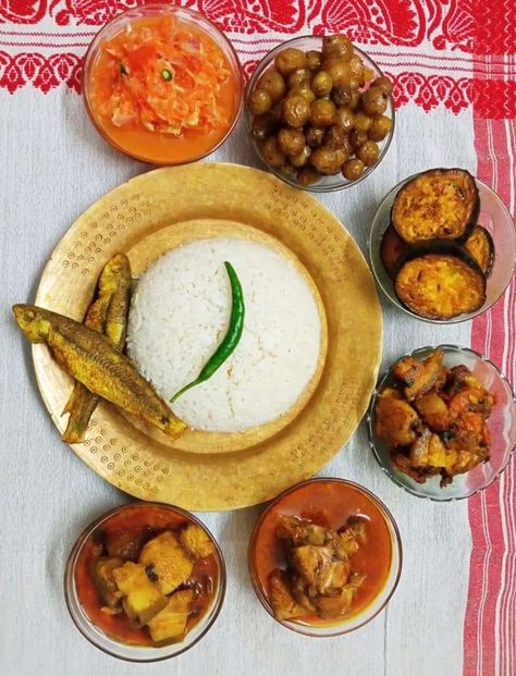 Assamese Traditional Food, Assamese Thali, Assamese Bihu, Assamese Food, Veg Starter Recipes, Healthy Food Pictures, Starter Recipes, Indian Rice, Healthy Food Dishes