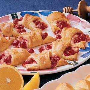 Cream Cheese Crescent Rolls, Crescent Recipes, Crescent Roll Recipes, Crescent Dough, Crescent Roll, Cherry Pie Filling, Crescent Rolls, Cherry Pie, Rolls Recipe