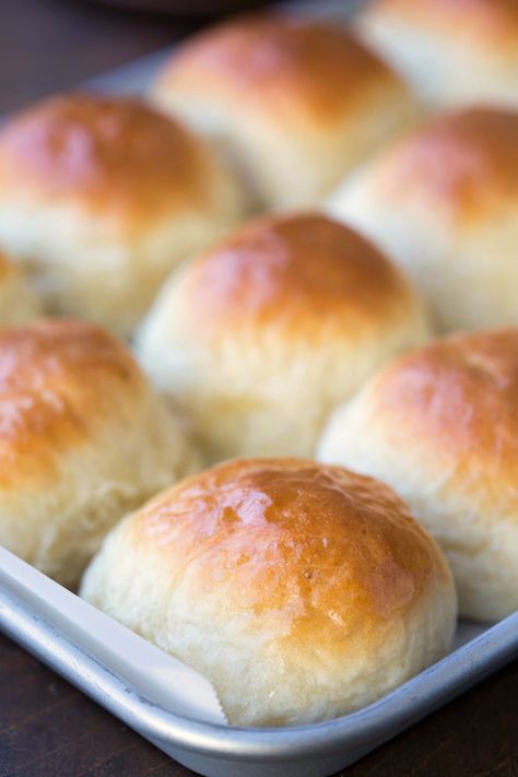 Homemade Brown and Serve Roll Recipe - make-ahead dinner rolls that are perfect for busy weeknights and holiday dinners! Brown And Serve Rolls, Thanksgiving Rolls, Savory Breads, Friendsgiving Food, Healthy Bread Recipes, Yeast Breads, Yeast Bread Recipes, Homemade Dinner Rolls, Dinner Rolls Recipe