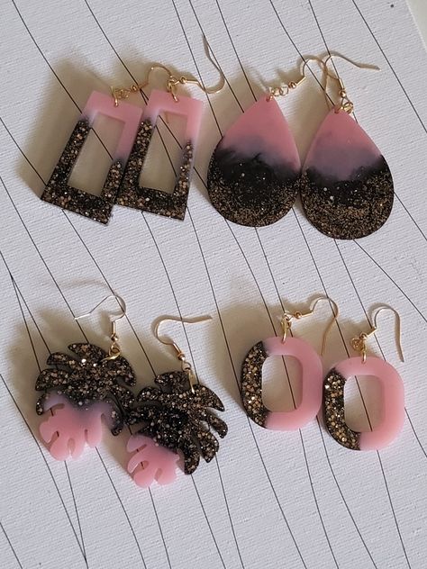 Use epoxy resin , resin pigmented pink and black , glitters Pink Resin Earrings, Diy Resin Projects, Resin Jewelry Diy, Pink Theme, Resin Projects, Pink Themes, Diy Resin, Resin Earrings, Black And Pink