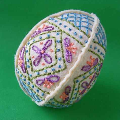 Stitch up a pretty felt Easter egg. 🥰 Even though it looks complicated, it only uses the most basic stitches - and the free pattern has video tutorials teaching all of them. 🥰 You can do it! 🥰 https://www.shinyhappyworld.com/2016/03/easter-craft-ideas-free-embroidered-felt-egg-pattern.html Waldorf Easter Crafts, Basket Sewing Pattern, Felt Easter Crafts, Easter Fabric Crafts, Sampler Embroidery, Easter Embroidery Patterns, Easter Tree Ornaments, Egg Pattern, Fun Easter Crafts