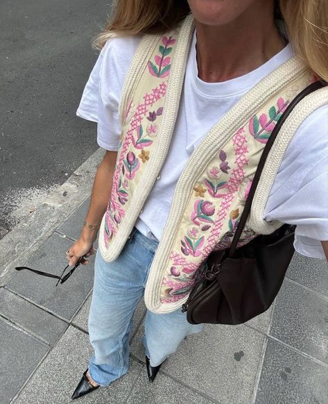 Spring Outfits With Jeans, Quilted Vest Outfit, Outfits With Jeans, Jeans Outfit Spring, Spring Leggings, Spring Sneakers, Spring Outfits Women, Casual Spring, Mode Inspo