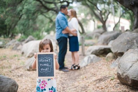 Family Engagement Pictures With Kids, Engagement Pictures With Kids, Engagement Photos With Child, Family Engagement Pictures, Engagement Picture Props, Family Engagement Photos, Western Engagement Pictures, Moody Boho, Country Photos