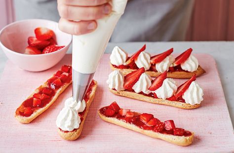 Eclairs Decoration, Eclair Strawberry, Strawberry Eclairs, Desert Presentation, How To Make Eclairs, Eclairs Recipe, Puff Dessert, Eclair Recipe, Cream Puff Recipe