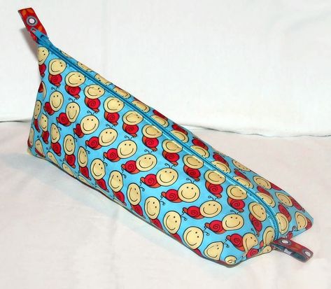 Eyeglass Case Tutorial ~ Free-Tutorial.net Triangle Pencil Case, Eyeglass Cases Tutorial, Zip Pouch Tutorial, Cosmetic Bag Tutorial, Pencil Case Tutorial, Pencil Case Sewing, Pencil Case Pattern, Sewing Caddy, Bags Patterns