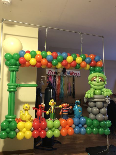 Elmo Balloon Column, Elmo Balloon Arch, Sesame Street Balloons, Sesame Street Balloon Arch, Balloons Columns, Birthday Shirts For Family, Party City Balloons, Beautiful Balloons, Balloons Decoration