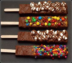 Chocolate Dipped Brownies on a stick~ then roll in sprinkles, nuts, marshmallows or candy. Great holiday party food! Dipped Brownies, Chocolate Candy Bars, Brownie Pops, Cocoa Brownies, Cookie Sticks, Sale Ideas, Ge Bort, On A Stick, Candy Bars