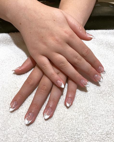 White french with gemstones design French Tip Design, White French Tip, White French, French Tips, French Tip Nails, Nails Nailart, Nail Designs, Nail Art, Gems