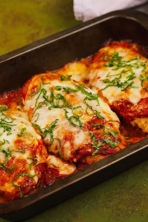 The best homemade chicken Parmesan is made in no time using this super easy recipe with a fried chicken breast and homemade sauce! The perfect chicken parm dish that is a great weeknight chicken dinner recipe! Chicken Parm Lasagna Pioneer Woman, Stuffed Chicken Parmesan Recipe, Chicken Parmeggiano, Chicken Cutlet Parmesan Recipes, Chicken Parmagania Recipe Easy, Chicken Parmagania, Chicken Breast Parmesan Recipe, Oven Chicken Parmesan Recipe, Parmasean Chicken Recipe