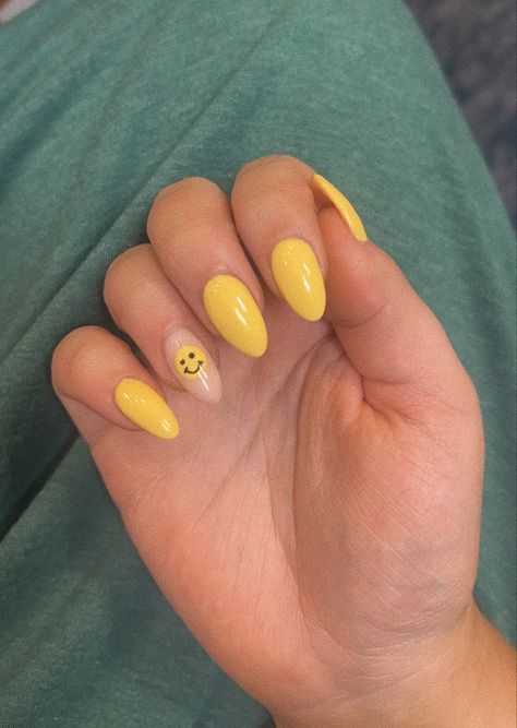 Simple Nails Smiley Face, Fun Acrylic Nails Designs Almond, Artsy Gel Nails, Almond Nails Smiley Face, Yellow Nails Smiley Face, Yellow Smiley Nails, Yellow Nails Inspiration, Yellow Almond Acrylic Nails, Yellow Smiley Face Nails