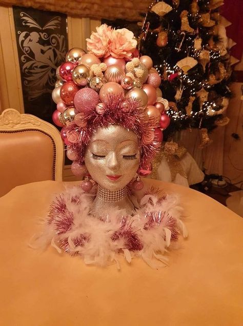 Wig Heads Decoration, Mannequin Head Decor, Christmas Maniquin Ideas, Christmas Manequin Ideas, Fantasy Manikin Cosmetology, Styrofoam Mannequin Head Art, Diy Manequin Ideas, Foam Mannequin Head Art, Anything But Hair Project Cosmetology