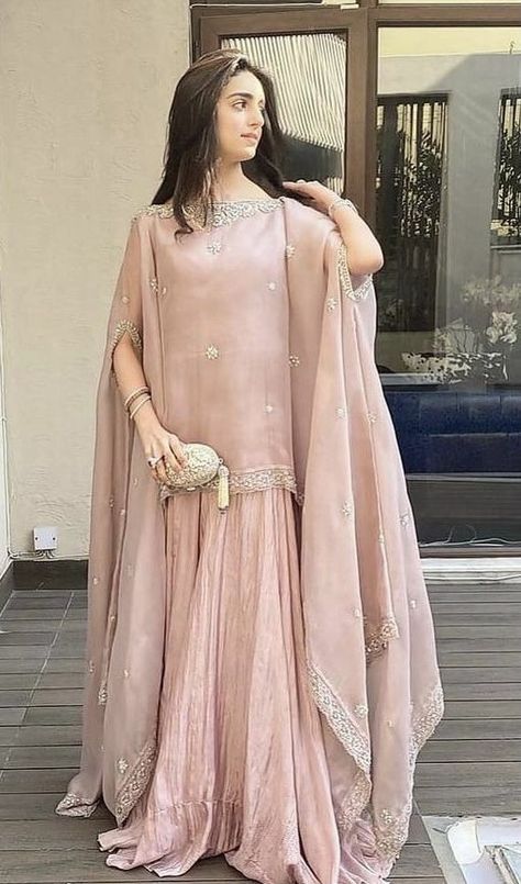 Sukienki Maksi, Nikkah Dress, Womens Trendy Dresses, Stylish Short Dresses, Pakistani Fancy Dresses, Pakistani Dresses Casual, Pakistani Fashion Party Wear, Beautiful Pakistani Dresses, Fancy Dresses Long