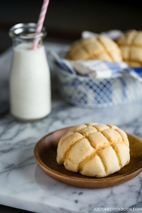 Melon Pan Melon Pan Recipe, Gif Hello, Japanese Style Breakfast, Melon Pan, Melon Bread, Asian Breakfast, Pineapple Bun, Easy Japanese Recipes, Measuring Ingredients