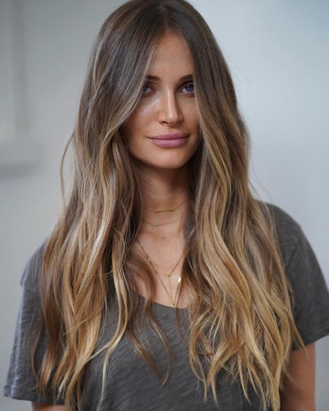 Full, dynamic hair doesn't have to remain a pipe dream - with the new hairstyle trend Ghost Layers, volume can also be brought into thinner hair! Brown Hair Balayage, Brown Blonde Hair, Long Blonde, Hair Color Balayage, Hair Inspo Color, Hair Envy, Grunge Hair, Blonde Balayage, Brunette Hair