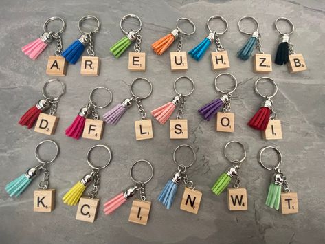 Diy Stocking Fillers, Crafts For Adults To Sell, Diy Keychains To Sell, Diy Things To Sell, Keychains Diy, Scrabble Crafts, Personalised Keyrings, Keychain Craft, Folding Origami