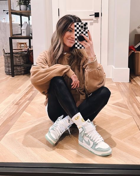 Women High Top Jordans Outfit, How To Style Nike Dunk High, Mike Dunks Outfit Women, Nike Dunks Outfits For Women, Womens Dunk High Outfit, Nike Dunk High 1985 Outfit, Woman Jordans Outfit, Hightop Dunks Outfit Women, High Top Dunks Outfit Woman