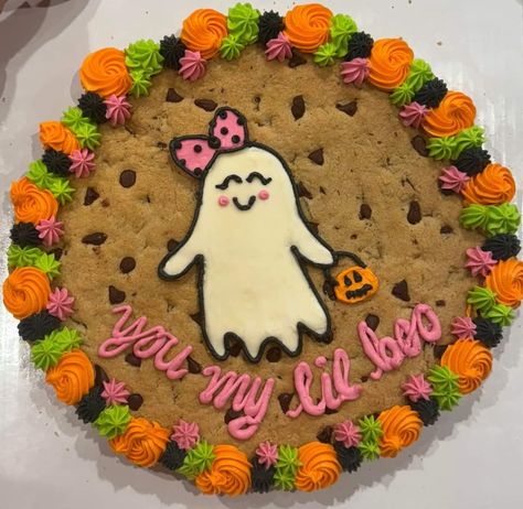 Cookie Cake Halloween Design, Cookie Cake Halloween, Halloween Message Cookies, Halloween Cookie Cake Designs, Decorated Cookie Cake, Cookie Cake Ideas, Message Cookies, Cookie Cake Designs, Cookie Cakes