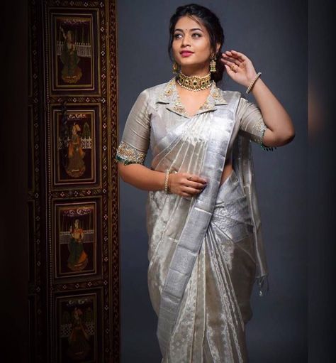 Silver Suit, Suit Neck, Blouse Designs High Neck, Blouse Designs Catalogue, Pattu Saree Blouse Designs, Saree Blouse Neck Designs, Jacket Blouse, Linen Sarees, New Blouse Designs