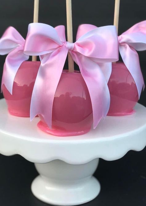 Pink Candied Apples, Pink Caramel Apples, Valentines Candy Apples, Pink Birthday Snacks, Princess Strawberries, Barbie Party Snacks, Pink Snacks For Party Food Ideas, Pink Party Treats, Barbie Snacks