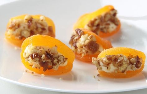 Star Appetizers, Dried Apricot Recipes, Xmas Appetizers, Honey Roasted Pecans, Fast Snack, Apricot Recipes, Roasted Pecans, Cake Bites, Charcuterie And Cheese Board