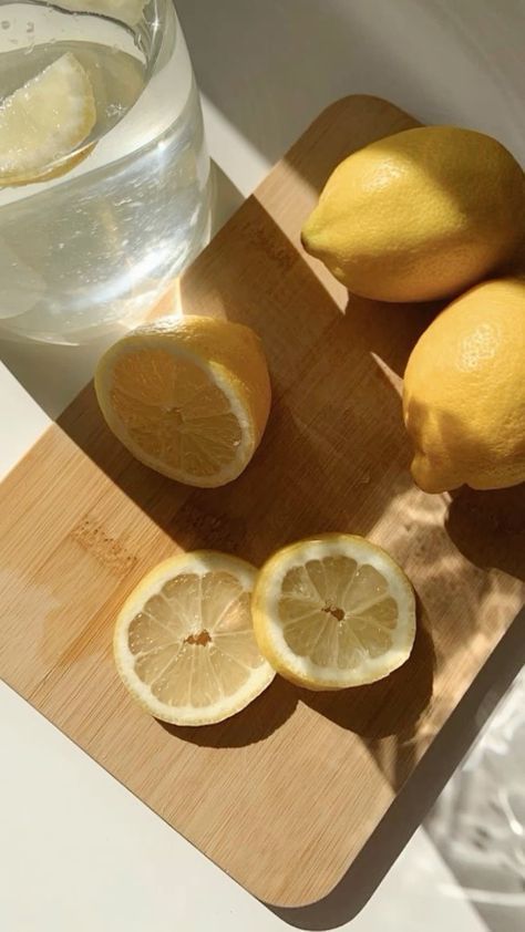 Citroen Water, Lemon Water In The Morning, Drinking Hot Water, Drinking Lemon Water, Water Aesthetic, Glass Of Water, Healthy Food Motivation, Healthy Lifestyle Inspiration, Lemon Water