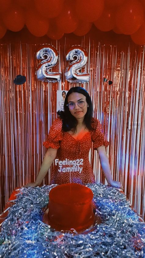 22 Party Taylor Swift, Taylor Swift Party Decorations, Taylor Swift Red Taylor's Version, Bolo Taylor Swift, 22 Taylor Swift, Taylor Swift Mirrorball, 22 Bday, 18th Party Ideas, Spider Party