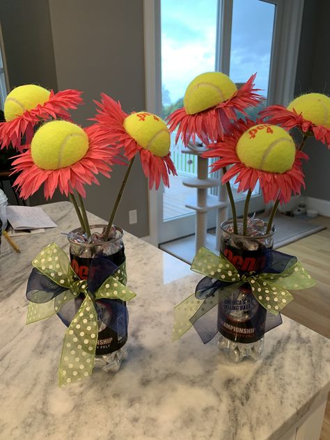 Tennis Ideas Crafts, Tennis Ball Wreath Diy, Tennis Craft Ideas, Tennis Ball Bouquet, Tennis Banquet Decorations, Tennis Table Decorations, Tennis Ball Centerpieces, Tennis Gifts For Team, Senior Night Gift Ideas Tennis