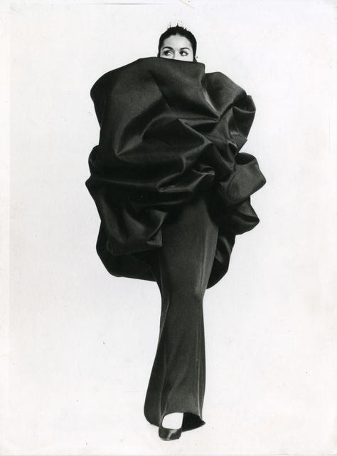 30 Previously Unseen Balenciaga Designs on Display This Week Vintage Balenciaga, Cristobal Balenciaga, Madeleine Vionnet, Balenciaga Fashion, Sculptural Fashion, Ellie Saab, Dress Couture, Simply Fashion, Cristóbal Balenciaga